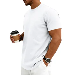 Vue détaillée du t-shirt à manches courtes texturé pour homme, montrant la matière et la coupe.