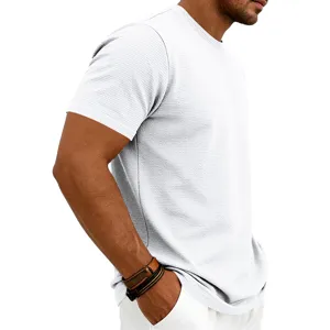 Vue détaillée du t-shirt jacquard texturé à manches courtes et col rond blanc pour homme.