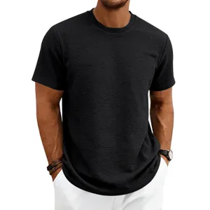 Détail de t-shirt à manches courtes en tricot texturé montrant le tissu et la coupe.