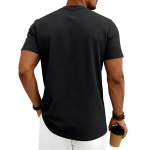 Vue arrière détaillée d'un t-shirt à manches courtes texturé noir pour homme été.
