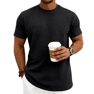 Vue detaillee du t shirt noir texture pour homme a col rond et motif jacquard de haute qualite.