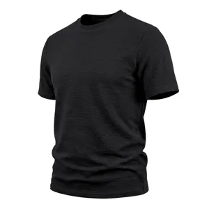 T-shirt homme noir décontracté à manches courtes col rond et motif jacquard texturé.