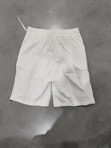 Vue détaillée short de sport décontracté pour homme, coupe ample confortable été.