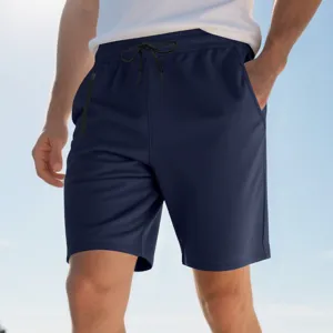 Nahaufnahme Detail von lässigen marineblauen Herren Sportshorts mit elastischem Kordelzugbund.