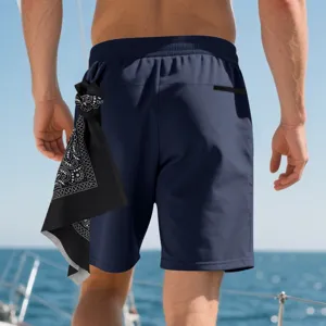 Detailansicht der dunkelblauen Herren Badeshorts mit trendigem Paisley Tuch als Accessoire.