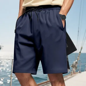 Detailansicht der Herren Freizeitsportshorts in dunkelblau mit verstellbarem Kordelzug.