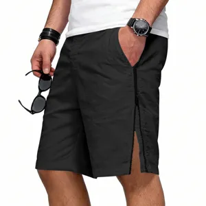Vue détaillée du short de sport noir décontracté pour hommes avec fermeture éclair latérale.