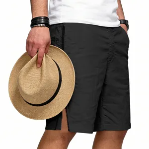 Vue détaillée de short de sport noir décontracté pour homme avec chapeau de paille et t-shirt.