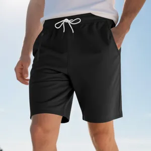 Detailaufnahme von Herren Freizeitsportshorts in schlichtem Schwarz mit praktischem Kordelzug.