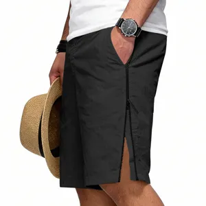Vue détaillée du short noir décontracté pour homme avec fermetures éclair élégantes sur le côté.