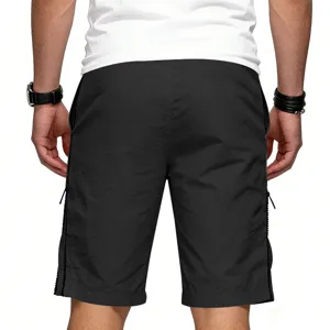 Vue arrière de shorts noirs décontractés pour hommes avec fermeture éclair latérale élégante.