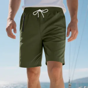 Detailaufnahme der olivgrünen Herren Sportshorts mit weißem Kordelzug und Reißverschlusstasche.