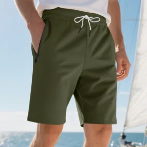 Detailansicht olivgrüner Herrenshorts mit praktischer Reißverschlusstasche und weißem Kordelzug.