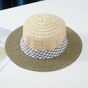 Vista dettagliata del cappello di paglia piatto francese, nastro pied-de-poule, protezione solare.