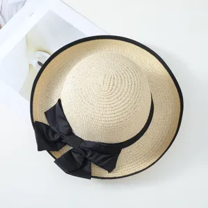 Sombrero de paja de verano para mujer playa protección solar con elegante lazo negro y borde.