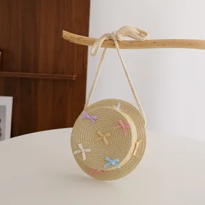 Χαριτωμένη ψάθινη στρογγυλή τσάντα χιαστί για κορίτσια με χρωματιστούς φιόγκους.