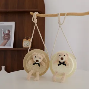 Borsa a tracolla in paglia per bambini con orsetto di peluche carino, dettaglio mini pochette.