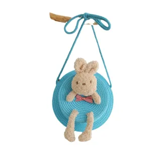 Graziosa borsa a tracolla in paglia intrecciata per bambini con morbido coniglio, borsa tonda.