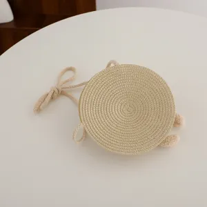 Borsa a tracolla rotonda in paglia per bambine, dettagli mini borsa da spiaggia estiva.