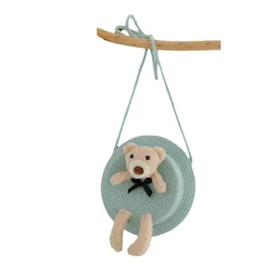 Graziosa borsa a tracolla in paglia intrecciata per bambini con orsetto e fiocco nero.