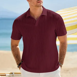 Vista detallada del polo de hombre de jacquard de punto burdeos con tejido texturizado.