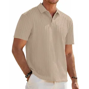 Vista de cerca de los detalles del polo de punto de manga corta para hombre con textura.