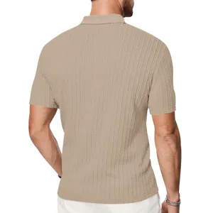 Polo de punto caqui para hombre vista trasera, detalle de patrón texturizado único.