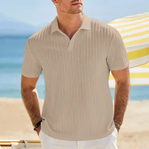 Primer plano de polo de punto texturizado para hombre, detalle de tejido transpirable.