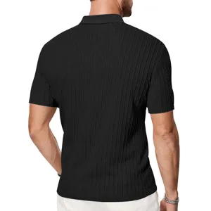 Polo de punto negro para hombre, manga corta con patrón texturizado, vista posterior detallada.