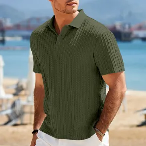 Vista detallada de polo para hombre verde oliva en punto elástico con textura especial.