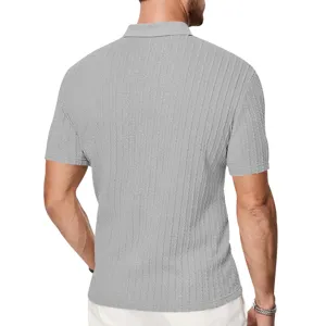 Vista trasera detallada del polo de punto gris con textura única y ajuste cómodo y elegante.