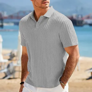 Primer plano de detalle del polo gris de punto para hombre con textura jacquard.