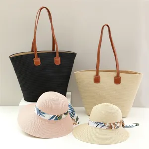 Bolso tote de paja y sombrero de sol, bolso de hombro grande casual de verano en detalle.