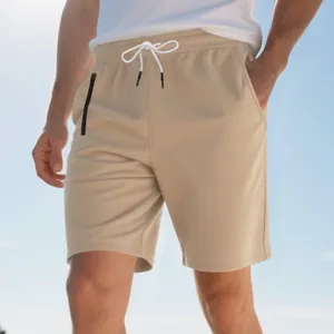 Herren Freizeit Sportshorts mit Kordelzug und Reißverschlusstaschen in Khaki für den Sommer.