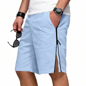 Gros plan sur le short décontracté bleu clair pour homme avec fermeture éclair latérale.