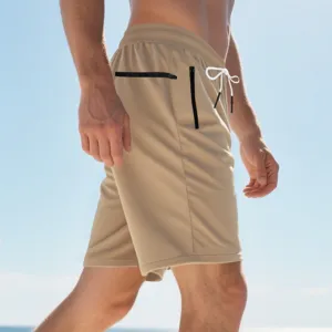 Detailansicht der beigen Herren Freizeithose mit Kordelzug und praktischen Reißverschlüssen.
