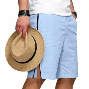 Shorts décontractés bleu clair pour hommes avec zips latéraux, style urbain ample d'été.