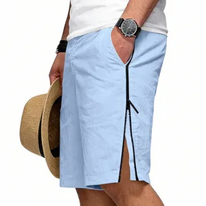 Shorts décontractés bleu clair pour homme avec détail de fermeture éclair latérale chic.