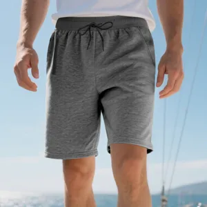 Detailansicht graue herren sportshorts mit kordelzug und praktischen reissverschlusstaschen.