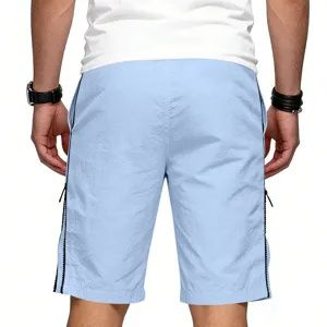 Shorts décontractés bleu clair pour hommes avec zips latéraux pour le sport et streetwear.