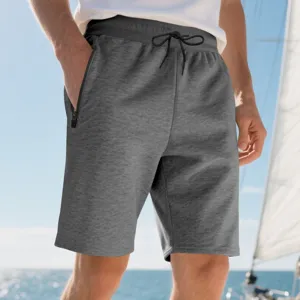 Detaillierte Ansicht grauer Herren Freizeitsport Shorts aus bequemem Stoff mit Reißverschluss.