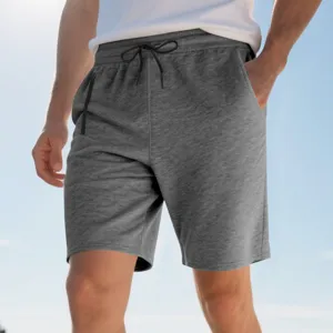 Freizeit-Sportshorts für Herren in Grau mit bequemem Kordelzug und Reißverschlusstaschen.