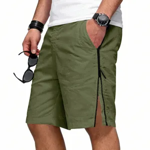Vue détaillée du short décontracté vert militaire pour homme avec fermeture éclair sur le côté.