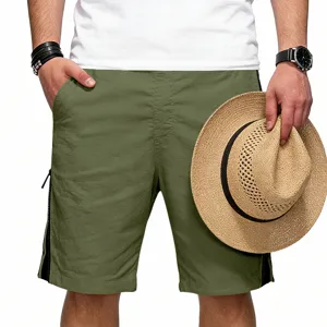 Détail de short décontracté pour homme avec design de fermeture zippé et coupe estivale.