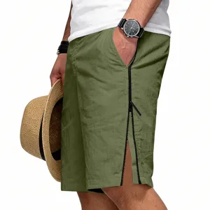 Short de sport décontracté pour homme avec détails zippés, tissu respirant et coupe confortable.