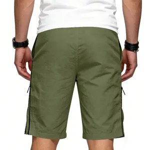Short de sport casual homme vue arrière détail, streetwear ample vert olive avec zips.