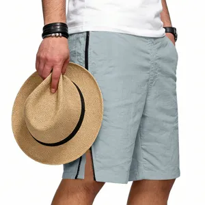 Vue détaillée de short décontracté pour hommes avec fermetures à glissière latérales.