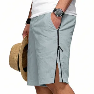 Vue détaillée du short décontracté bleu clair pour homme avec des fermetures éclair stylées.