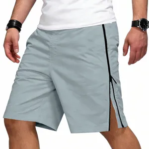 Gros plan détaillé de short décontracté pour hommes avec fermeture éclair latérale en gris clair.