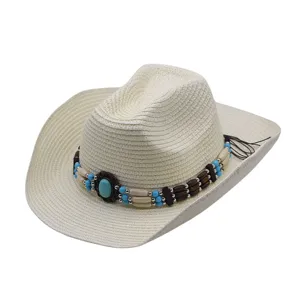 Vue détaillée d'un chapeau de cowboy en paille occidentale avec bande de perles, chapeau de plage.